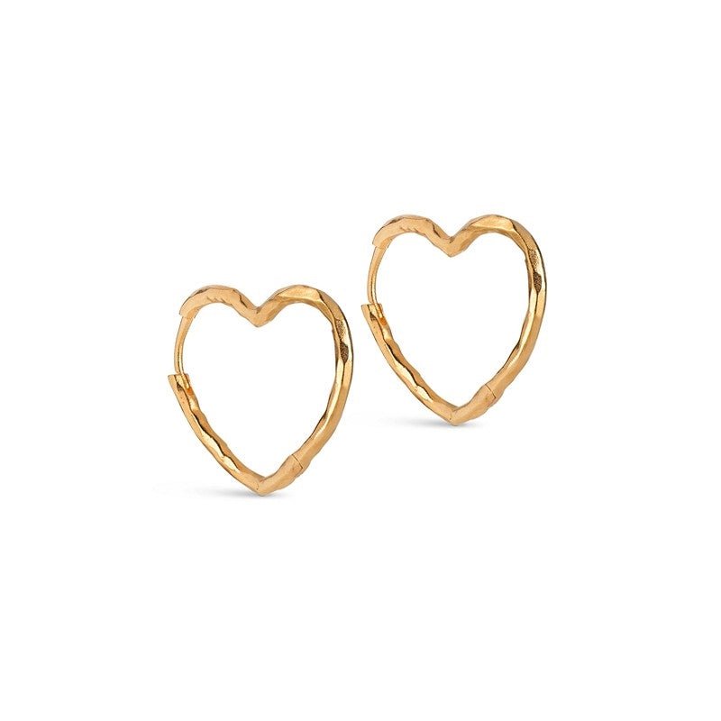 Organic Heart øreringe fra Enamel Copenhagen i 18 karat forgyldt sølv med hamret overflade og åbent hjerteformet design, 22 mm.